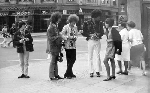 lastdamndinosaur:The Jimi Hendrix Experience hangin out on the street 1967 