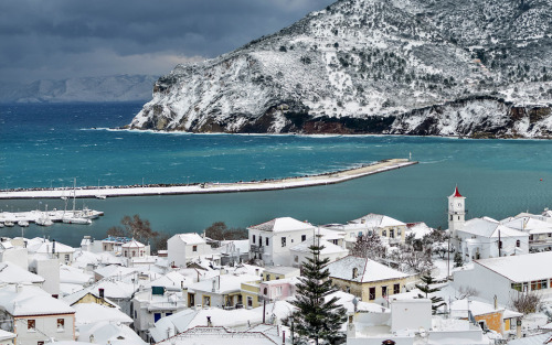 Καλή χρονιά! Happy New Year with Greece in snow!