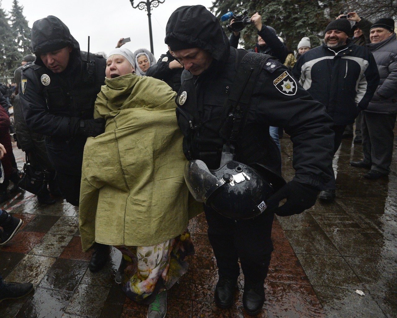 FEMEN. Una joven con un remo envía un mensaje a Petro y Mikheil parodiando a la famosa estatua soviética “Una niña con un remo” en el Saakashvili Maidan en Kiev. Este mensaje fue amplio y lacónico: “¡Vete al carajo!” estaba dirigido al presidente de...