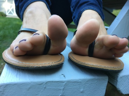 Basic thong sandals on beautiful feet.