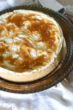 foodffs:  Salted Caramel No-Bake Cheesecake