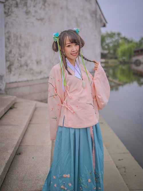 hanfugallery:#西塘汉服文化周# Xitang Hanfu Culture Week. Photo by 松溪大曲