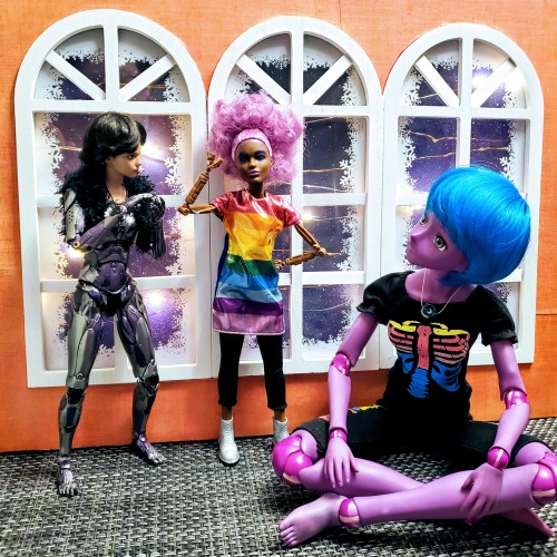 doll hybrids/mods of 2020fictional teens, fictional adults, purple robot girls, cats, bighead dolls,