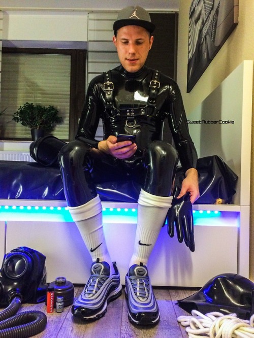 sweetrubbercookie:Just another weekend: My favorite rubbersub write me that he’s arriving in a few minutes. We had a perfect night in our rubber fullsuits, play with our NIke Sneax, taking pp and BDSM 
