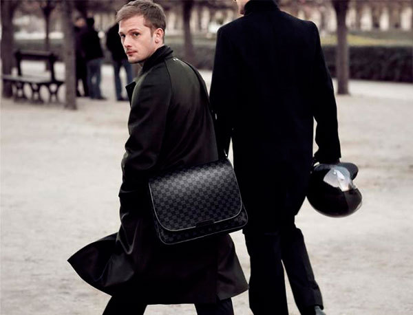 Designer de NY transforma bolsas Louis Vuitton em cadeiras. YOO MAG