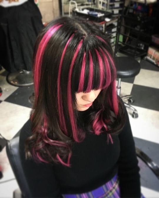 Foiling technique for red or pink streaks in black hair
