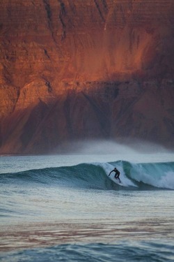 sonsofkerouac:Breathtaking beauty… Photo: Surfing Flow