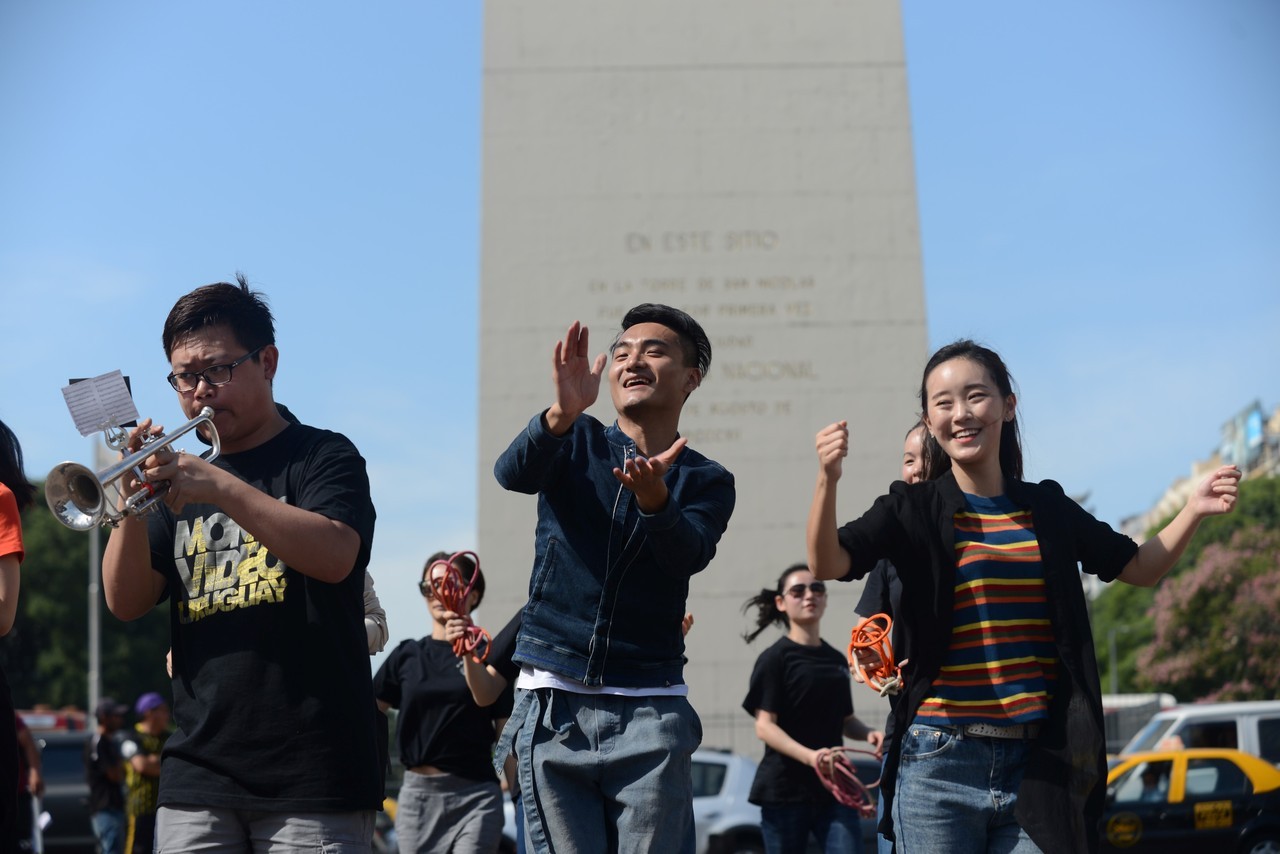 CHINA ANTICIPA EL AÑO DEL PERRO CON UN “FLASHMOB” EN EL OBELISCO.
Una treintena de artistas de Hanzhou China, entre los que hay acróbatas, músicos y magos se acercan hasta el Obelisco porteño para realizar un “flashmob” -acto inusual organizada por...