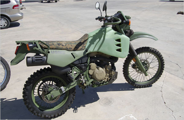 writerman-js:  燃費は1ガロン当たり90マイル[リッター約38キロ]。他のバイクに比べて圧倒的に銃弾に強い。カモフラージュずみで、赤外線反射も少ないよう調整されている。さらに、暖房用の燃料、ディーゼル燃料、ジェット燃料、灯油、なんでも使える。[機種は不明だが、米陸軍のバイクの模様]
