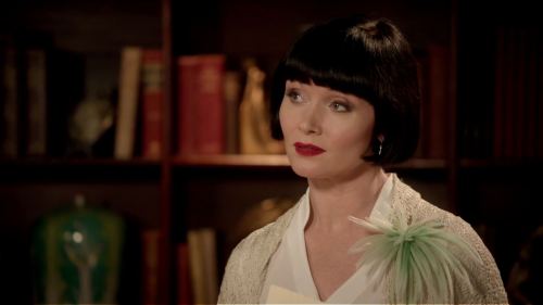 Miss Fisher’s sixth outfit of “Blood at the Wheel” (Season 2, Episode 7), features her classic silk 