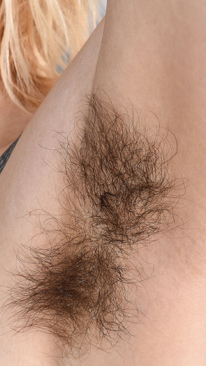 lovemywomenhairy:I do love this gorgeous woman’s magnificent pits!!