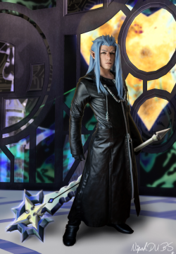 nipahdubs:    “Saix, the Luna Diviner”𝘙𝘰𝘹𝘢𝘴. 𝘚𝘰𝘳𝘢. 𝘋𝘪𝘧𝘧𝘦𝘳𝘦𝘯𝘵 𝘯𝘢𝘮𝘦, 𝘴𝘢𝘮𝘦 𝘧𝘢𝘵𝘦.Saix is such a compelling character, I really hope he gets a good ending in KH3,