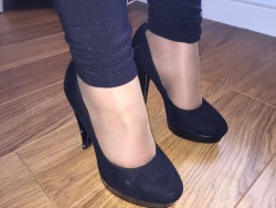 Shinypantyhosefan:  Sexywifeintights:  Shoes On Or Off ? Either Way I’m Gonna Cum
