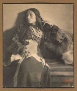 girlhuman94:  GREAT FIRST NATIONS PEOPLE OF HISTORY: Zitkala-Sa   Zitkala-Ša (1876–1938) (Dakota: pronounced zitkála-ša, which translates to “Red Bird”), also known by the missionary-given name Gertrude Simmons Bonnin, was a Sioux (Yankton Dakota)