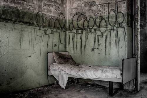 thyfadingmoon:  Into the Asylum