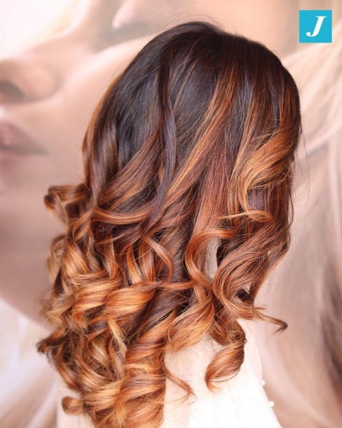 Un rosso caldo e avvolgente, per sfumature che incantano! ⠀ #hairdressing #hairart #hair #hairgoals 