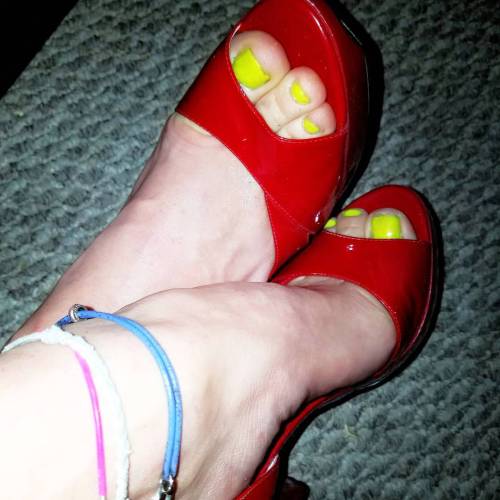 mandiixtord:Sexy? #heels #yellownails #toes #footfettish #TransFeet #cutetoes #feetpics #anklet