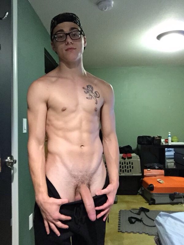 theeexposure:  There’s something about a nerd with a big dick that turns me on