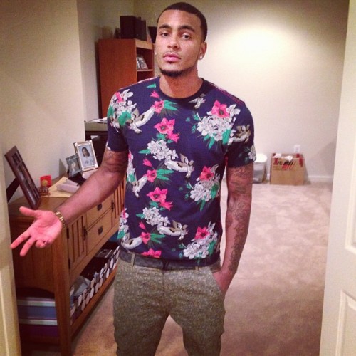 jukadiie:  IM REALLY LIKING THIS TREND OF MEN IN FLORAL SHIRTS…  baby jesus exists because he is it. 