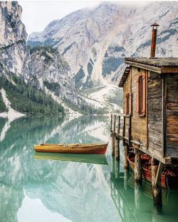 folklifestyle:Photo by @thererumnatura #livefolk #liveauthentic  (at Lago di Braies)