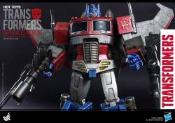 sunstreakerlovethyself:  aeonmagnus:  Hot Toys G1 Optimus Prime (Starscream Version) (non-transforming). (Starscream gets Jetfired.)  NO NOOOOOO ohno