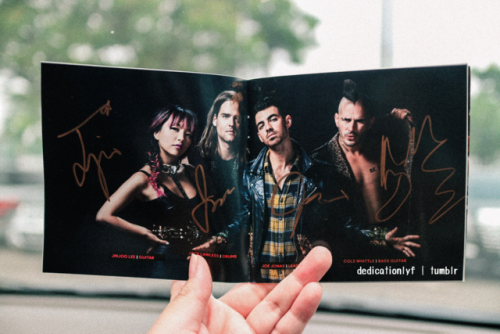 09/08/2017 - SIGNED DNCE&rsquo;S ALBUM BOOKLET!