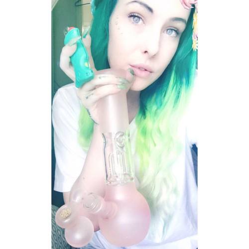 The replacement 💕 Super cute pastel pink! Stoker/Packin lighter case from @afriendindeedstore 💚 #glass #iboughtthis #dontneedyours #smokingweed #stonergirl #ididnothingtoyou #420 #pastel #asif #hurt #somuchforfriends #greenombrehair #greentheme