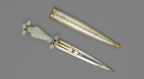 art-of-swords:  Ceremonial Dagger Dated: 16th century - 17th century Culture: Indian and Iranian Medium: carved jade and Khorássán steel Measurements: blade length 19.6 cm Source: Copyright © 2015 The Wallace Collection 