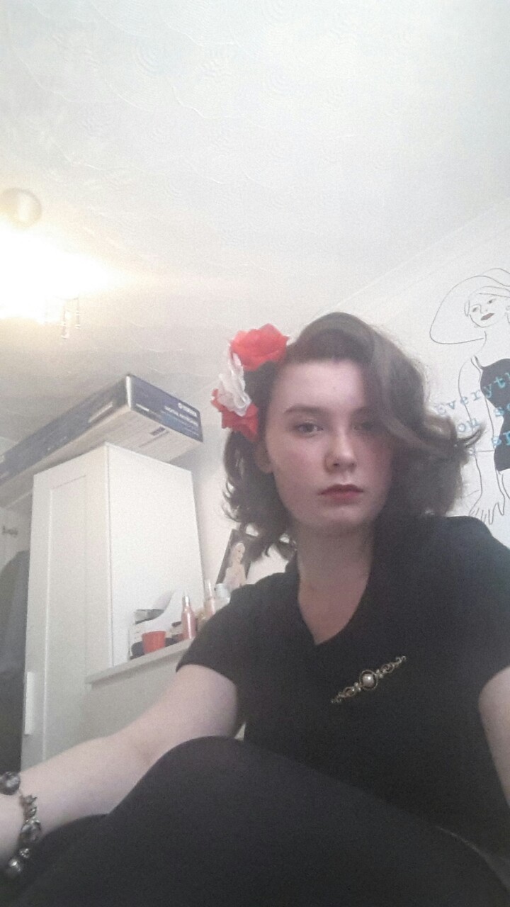 yesterday I felt so cute with this short hair + flower combo