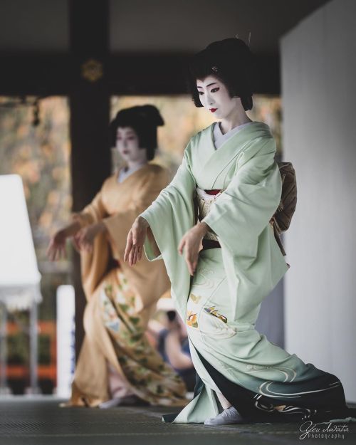 umeno-okiya:Geiko Umeha dancing at Enyukai, a public tea ceremony(SOURCE)