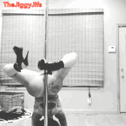 halos7vines:  Fendi Red PerfectiN’ Her Pole Skills, Lol%…h7v®