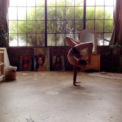 charmaineolivia:  handstands 