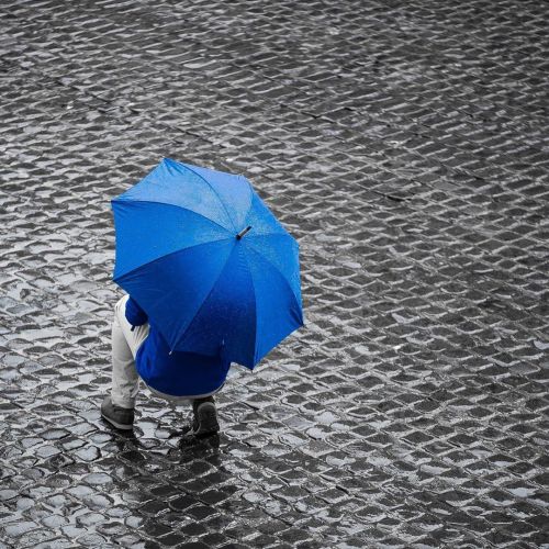 It’s raining in Piazza della Rotonda. Rome. Feeling blue 💙 about Italy 💚 ❤️ —————————- —————————- #pmphotoassignments (en Rome, Italy)