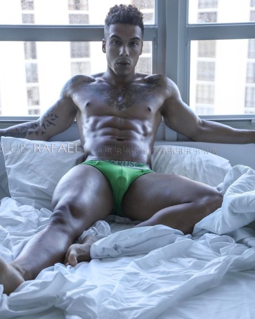 titaniumtopper: real-deal-inches: Jeramie Hollins is not bad to look at titaniumtopper.tumbl