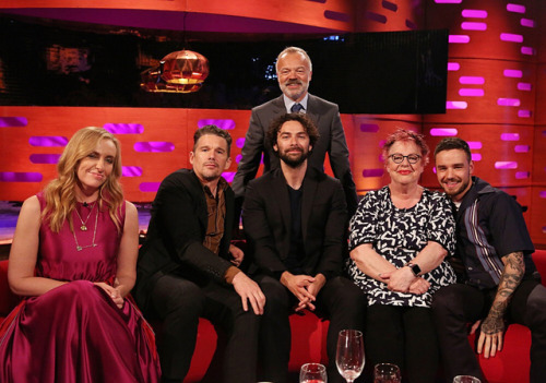 thedailypayne: pa: Host Graham Norton with Toni Collette, Ethan Hawke, Aidan Turner, Jo Brand and Li