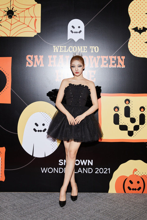  The SM Halloween House welcomes #NINGNING as ‘Black Swan’ 