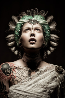 victoria-van-violence:   Victoria van Violence The Queen is Dead I     Photo: Photographie Martin Strauß H&amp;M: Anna Czilinsky Make-up &amp; Art    