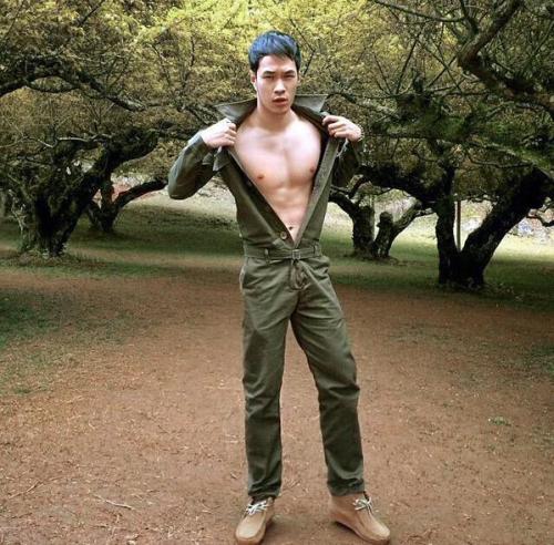 teeyakdon:  Wait to see when will he take off his pants … ^_^