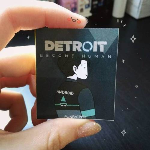 There’s only a few of my #DetroitBecomeHuman merch left!  ⭐Connor badge enamel pin  ⭐Miniature