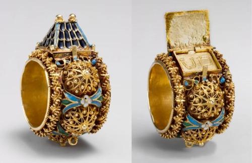 blondebrainpower:Jewish betrothal ring made of gold and enamel, in Italy or Eastern Europe, 17th-19th century. The MET 