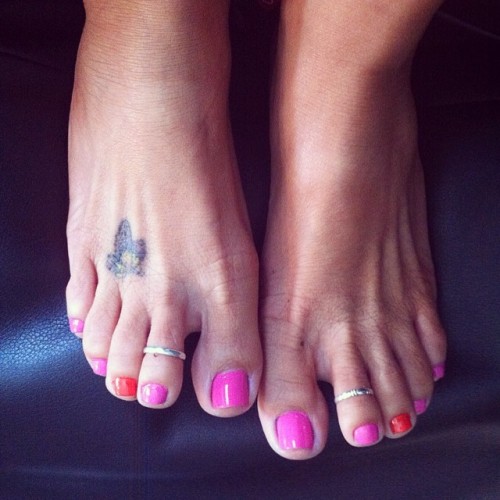 solecityusa:  I love my toes rings (green671)  Me too!