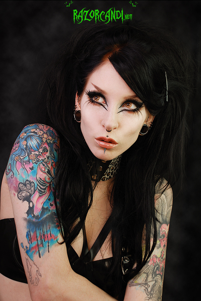 fyeahrazorcandi:  Lenses : http://draculaclothing.com/yellow-leopard-year-crazy-lenses-p-276.html