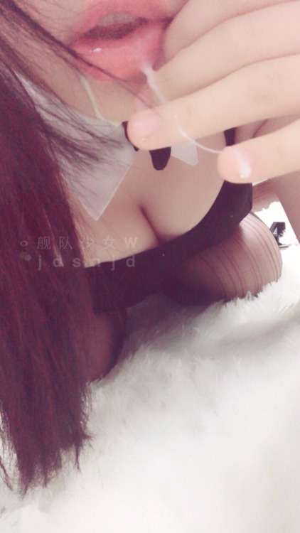 今天殿下给大家讲一个小故事(◍ ´꒳` ◍) 有只小兔兔被大灰狼带到小树林里，发现满地都是胡萝卜。兔兔开心的忍不住对着每个胡萝卜舔呀舔，突然！小兔兔非常吃精！因为胡萝卜有毒，对着小兔兔射出