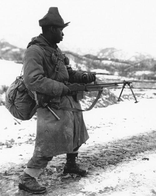 historicalevents: A 25th Infantry Division BAR gunner in Korea in early 1951, with additional firepo