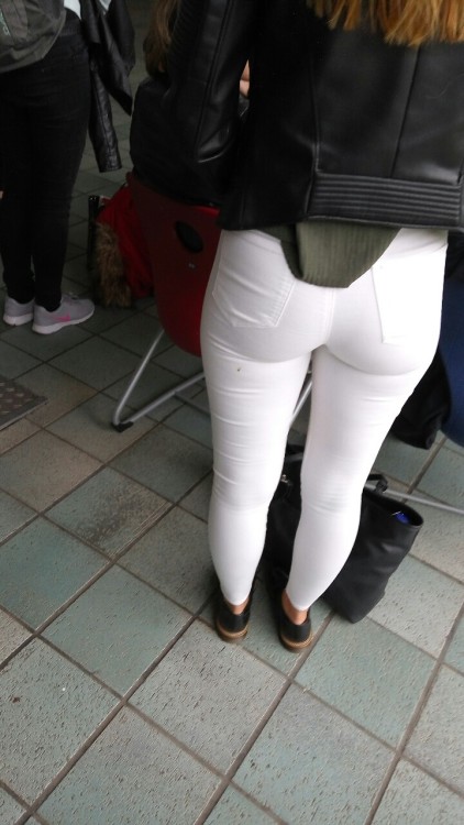 candidprdz:Very hot ass in tight jeans. ;-)