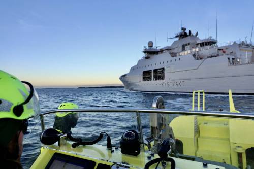 SJØBJØRN: Kystvaktens bordingsbåt kan låres opp på skutesiden.  Foto: Fredrik Drevon