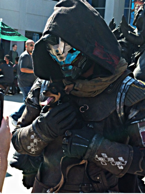 sixofcaydes:  If the union between Bungie and Blizzard blessed us with anything it was these beautiful photos.Sources: 1/2/3/4/  This is still the best Xd