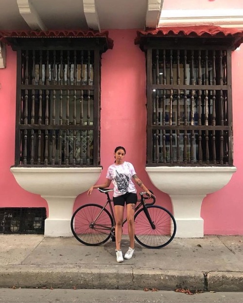 fixiegirls: Repost from @gginanavarrete ¿Y ustedes como pasan su domingo? • • @iridevendetta  #iride