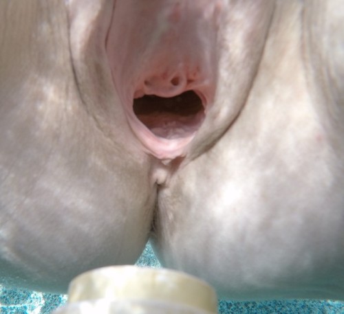 gapeloverone:  kinkypair4fun:  As the pool jet fills her big hole!  Nice hole!