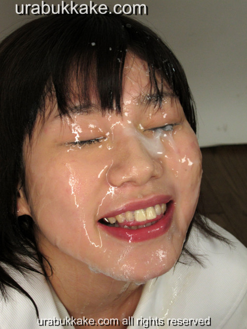 bukkakespain:Misaki recibe su tratamiento facial con una preciosa sonrisa.